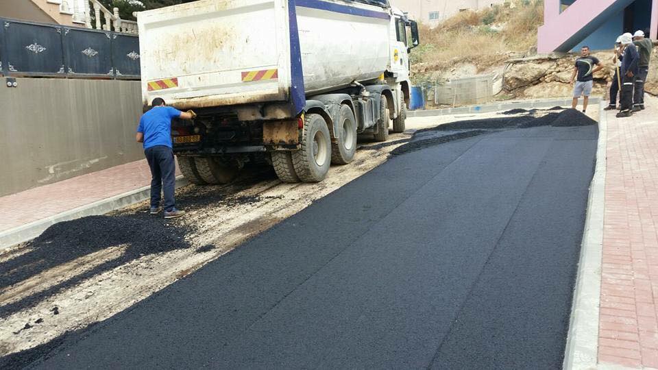  نمضي قُدماً رئيس بلدية كفر قاسم المحامي عادل بدير يشارك طواقم العمل في تعبيد المرحلة الثانية من حي خلة درويش